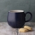 TAZA DE STONEWARE CHEVRON 350ML CON DISENO EN RELIEVE NAVY APTO PARA MICROONDAS Y LAVAVAJILLAS 9X13CM en internet