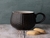 TAZA DE STONEWARE 350ML CON DISENO DE RELIEVE ESRILO PANAL NEGRA APTO PARA MICROONDAS Y LAVAVAJILLAS 9X13CM en internet