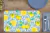 MANTEL INDIVIDUAL RECTANGULAR BORDES REDONDEADOS LIMONES REVERSIBLE PLASTICO FLEXIBLE LIBRE DE BPA MULTICOLOR 43.5X28.57CM. - Tendence
