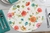 MANTEL INDIVIDUAL REDONDO FLORAL REVERSIBLE PLASTICO FLEXIBLE LIBRE DE BPA MULTICOLOR 34.3CM. - Tendence