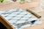 MANTEL INDIVIDUAL RECTANGULAR BORDES REDONDEADOS SET SAIL REVERSIBLE PLASTICO FLEXIBLE LIBRE DE BPA MULTICOLOR 43.5X28.57CM. - Tendence