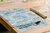 MANTEL INDIVIDUAL RECTANGULAR BORDES REDONDEADOS ESCAPE AZUL REVERSIBLE PLASTICO FLEXIBLE LIBRE DE BPA MULTICOLOR 43.5X28.57CM. - Tendence