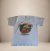 Camiseta infantil branca com estampa inspirada no clima praiano. Feita com 100% algodão, proporcionando conforto e estilo para os meninos. Compre agora com envio rápido! 