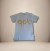 Camiseta infantil branca com estampa moderna. Feita com 88% algodão e 12% poliéster, perfeita para meninos que buscam conforto e estilo. Compre agora com envio rápido!