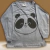 Garanta estilo e conforto para os meninos com essa linda camisa infantil masculina de manga longa. Feita em 100% algodão, tem estampa divertida na parte frontal, ideal para looks despojados e cheios de personalidade. Perfeita para usar no dia a dia, passe