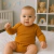 Body bebê liso com manga longa, feito em algodão 100%, ideal para todas as estações. Disponível em várias cores e tamanhos, é perfeito para o dia a dia dos pequenos com conforto e praticidade. Flor do Gato – carinho para vestir.