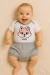 Conjunto infantil masculino com camiseta branca estampada com a frase "Little Astronaut" e calça curta cinza, sobre um fundo de pelúcia clara.
Descubra a Flor do Gato, loja de roupas infantis em Taubaté, Pindamonhangaba e Tremembé, com moda de qualidade e