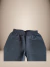 A calça infantil de moletom unissex da Flor do Gato é a escolha perfeita para crianças que buscam conforto, praticidade e estilo no dia a dia.
Com modelagem moderna e ajuste confortável, esta calça é ideal para meninos e meninas usarem em qualquer ocasião