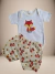 Conjunto infantil para bebês com body branco estampado de raposa e calça curta com estampa de raposas.
Descubra a Flor do Gato, loja de roupas infantis em Taubaté, Pindamonhangaba, Caçapava e Tremembé, com moda de qualidade e estilo para bebês e crianças.