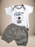 Conjunto infantil masculino com camiseta branca estampada com a frase "Little Astronaut" e calça curta cinza, sobre um fundo de pelúcia clara.
Descubra a Flor do Gato, loja de roupas infantis em Taubaté, Pindamonhangaba e Tremembé, com moda de qualidade e