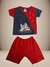 Conjunto infantil masculino com camiseta cinza e vermelha, estampada com um cachorro, e short vermelho.
Descubra a Flor do Gato, loja de roupas infantis em Taubaté, Pindamonhangaba e Tremembé, com moda de qualidade e estilo para bebês e crianças.