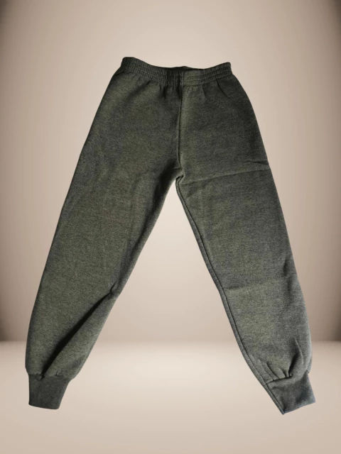 A calça infantil de moletom unissex da Flor do Gato é a escolha perfeita para crianças que buscam conforto, praticidade e estilo no dia a dia.
Com modelagem moderna e ajuste confortável, esta calça é ideal para meninos e meninas usarem em qualquer ocasião