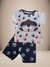 Conjunto infantil composto por uma camiseta branca com estampa de cachorrinho e calça azul com patas de cachorro.
Descubra a Flor do Gato, loja de roupas infantis em Taubaté, Pindamonhangaba e Tremembé, com moda de qualidade e estilo para bebês e crianças