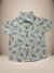 Camisa infantil de manga curta com estampa de folhas em azul, ideal para meninos de 1 a 9 anos.
Descubra a Flor do Gato, loja de roupas infantis em Taubaté, Pindamonhangaba, Caçapava e Tremembé, com moda de qualidade e estilo para bebês e crianças.