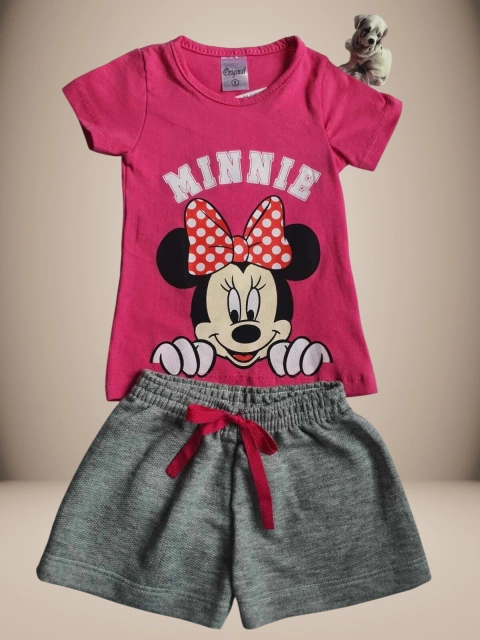 Conjunto infantil feminino com camiseta rosa estampada da Minnie e shorts cinza com cordão vermelho.
Descubra a Flor do Gato, loja de roupas infantis em Taubaté, Pindamonhangaba, Caçapava e Tremembé, com moda de qualidade e estilo para bebês e crianças.