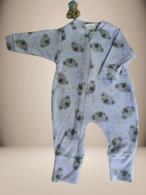 Macacão infantil da linha Zip & Dream, com estampa de coalas e nuvens em um fundo claro.

Descubra a Flor do Gato, loja de roupas infantis em Taubaté, Pindamonhangaba, Caçapava e Tremembé, com moda de qualidade e estilo para bebês e crianças.

