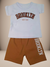 Conjunto infantil masculino com camiseta branca e shorts marrons, estampado com a palavra BROOKLYN.
Descubra a Flor do Gato, loja de roupas infantis em Taubaté, Pindamonhangaba e Tremembé, com moda de qualidade e estilo para bebês e crianças.