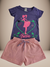 Conjunto infantil feminino composto por camiseta roxa com estampa de boneca e short rosa.
Descubra a Flor do Gato, loja de roupas infantis em Taubaté, Pindamonhangaba, Caçapava e Tremembé, com moda de qualidade e estilo para bebês e crianças.