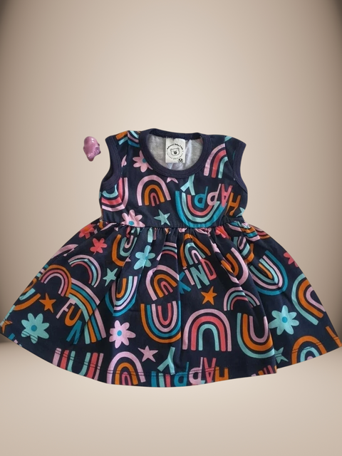 Vestido infantil bebê da Linha Mundo Encantado com estampa colorida de arco-íris e flores.
Descubra a Flor do Gato, loja de roupas infantis em Taubaté, Pindamonhangaba, Caçapava e Tremembé, com moda de qualidade e estilo para bebês e crianças.

