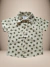 Camisa infantil de manga curta com estampa de folhas verdes sobre fundo bege, ideal para meninos de 1 a 9 anos.
Descubra a Flor do Gato, loja de roupas infantis em Taubaté, Pindamonhangaba, Caçapava e Tremembé, com moda de qualidade e estilo para bebês e 