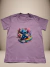 Camisa infantil lilás com estampa colorida do personagem Stitch surfando em uma prancha, rodeado por flores.


Descubra a Flor do Gato, loja de roupas infantis em Taubaté, Pindamonhangaba, Caçapava e Tremembé, com moda de qualidade e estilo para bebês e c