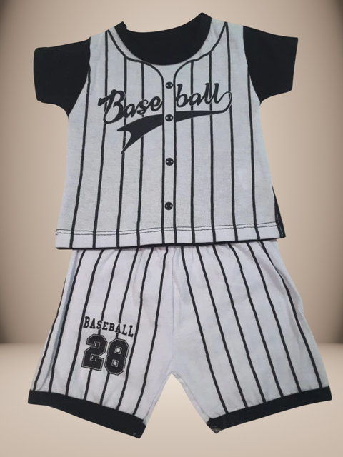 Conjunto infantil de baseball com camisa de botão e calça curta, estampa em listras e detalhes em preto e branco.
Descubra a Flor do Gato, loja de roupas infantis em Taubaté, Pindamonhangaba e Tremembé, com moda de qualidade e estilo para bebês e crianças