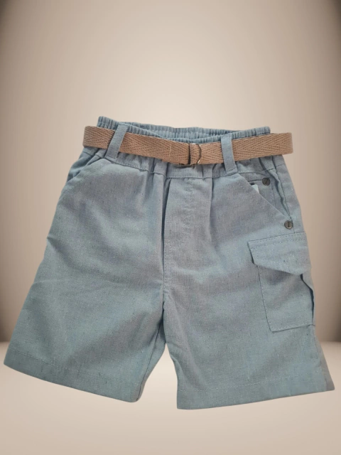 Bermuda infantil azul com cinto, ideal para o verão, sobre uma superfície felpuda.
Descubra a Flor do Gato, loja de roupas infantis em Taubaté, Pindamonhangaba, Caçapava e Tremembé, com moda de qualidade e estilo para bebês e crianças.