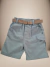 Bermuda infantil azul com cinto, ideal para o verão, sobre uma superfície felpuda.
Descubra a Flor do Gato, loja de roupas infantis em Taubaté, Pindamonhangaba, Caçapava e Tremembé, com moda de qualidade e estilo para bebês e crianças.