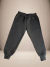 A calça infantil de moletom unissex da Flor do Gato é a escolha perfeita para crianças que buscam conforto, praticidade e estilo no dia a dia.
Com modelagem moderna e ajuste confortável, esta calça é ideal para meninos e meninas usarem em qualquer ocasião
