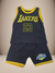 Conjunto infantil de basquete da equipe Lakers, com camiseta de alças e shorts na cor preta e detalhes em amarelo, estampado com o número 23.
Descubra a Flor do Gato, loja de roupas infantis em Taubaté, Pindamonhangaba e Tremembé, com moda de qualidade e 