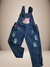 Jardineira infantil de denim azul com estampa de gato sorridente e detalhes rasgados.
Descubra a Flor do Gato, loja de roupas infantis em Taubaté, Pindamonhangaba, Caçapava e Tremembé, com moda de qualidade e estilo para bebês e crianças.