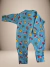 Macacão infantil da Linha Zip & Dream com estampa colorida de foguetes, planetas e estrelas sobre fundo azul.

Descubra a Flor do Gato, loja de roupas infantis em Taubaté, Pindamonhangaba, Caçapava e Tremembé, com moda de qualidade e estilo para bebês e c