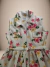Vestido infantil feminino com estampa floral em tons de rosa e amarelo, com detalhe de ziper e bolsos.
Descubra a Flor do Gato, loja de roupas infantis em Taubaté, Pindamonhangaba, Caçapava e Tremembé, com moda de qualidade e estilo para bebês e crianças.