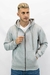 Hombre con campera de frisa gris con capucha de la marca Moha, sosteniendo un cierre.