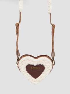 DR MARTENS MINI HEART BAG IN CASHEW en internet
