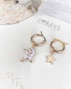 Aros de acero dorado astronauta y estrella