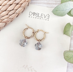 Aros de acero dorado con flores de cristal en internet
