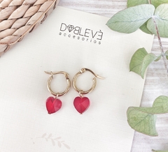 Imagen de Aros de acero dorado con corazones de cristal