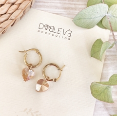 Aros de acero dorado con corazones de cristal