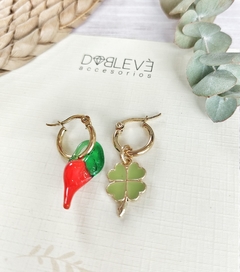 Aros de acero dorado con trébol y ají