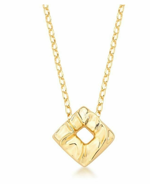 COLAR COM PINGENTE TRIANGULAR VAZADO FACETADO.
