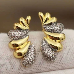 Brinco orgânico cravejado com Zircônias