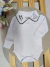 Kit 3 peças - Body camisa c/ gola bordada NOSSA SENHORA e viés + touca + luva na internet