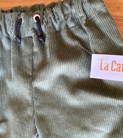 Pantalón corderoy y tachas