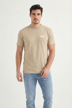 Camiseta Estampada em Algodão com Assinatura Minimalista