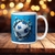 Taza blanca de 11 oz con estampado de Pelota de Fútbol Rompiendo una Pared Azul