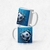 Taza blanca de 11 oz con estampado de Pelota de Fútbol Rompiendo una Pared Azul - MUG SHOP