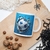 Taza blanca de 11 oz con estampado de Pelota de Fútbol Rompiendo una Pared Azul