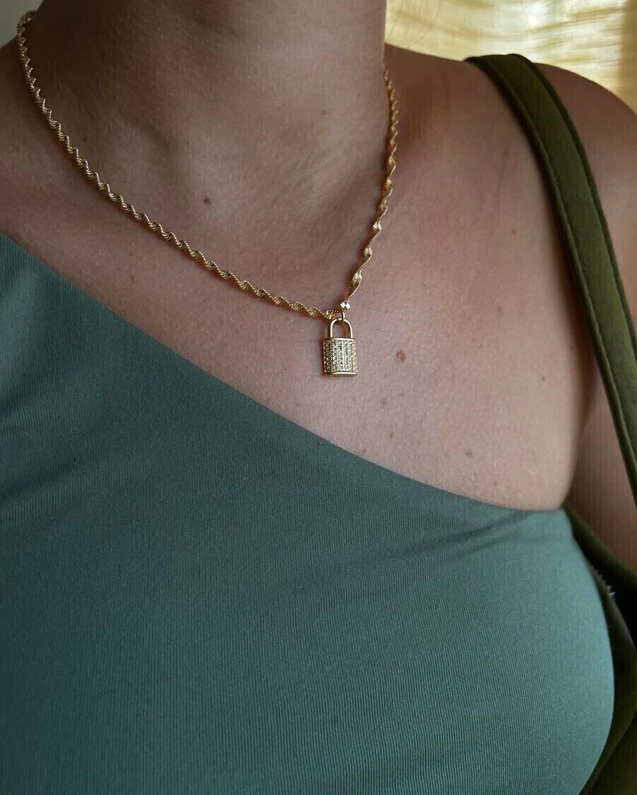 Colar Pingente Cadeado Cravejado Dourado