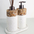 Kit lavabo Atenas com dispensador de sabonete e difusor de aromas, decorado com pedras naturais e base branca.
